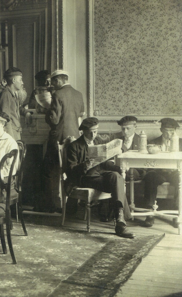 Studentikoze omgeving in 1918 - pic Gent; Een geschiedenis van universiteit en stad