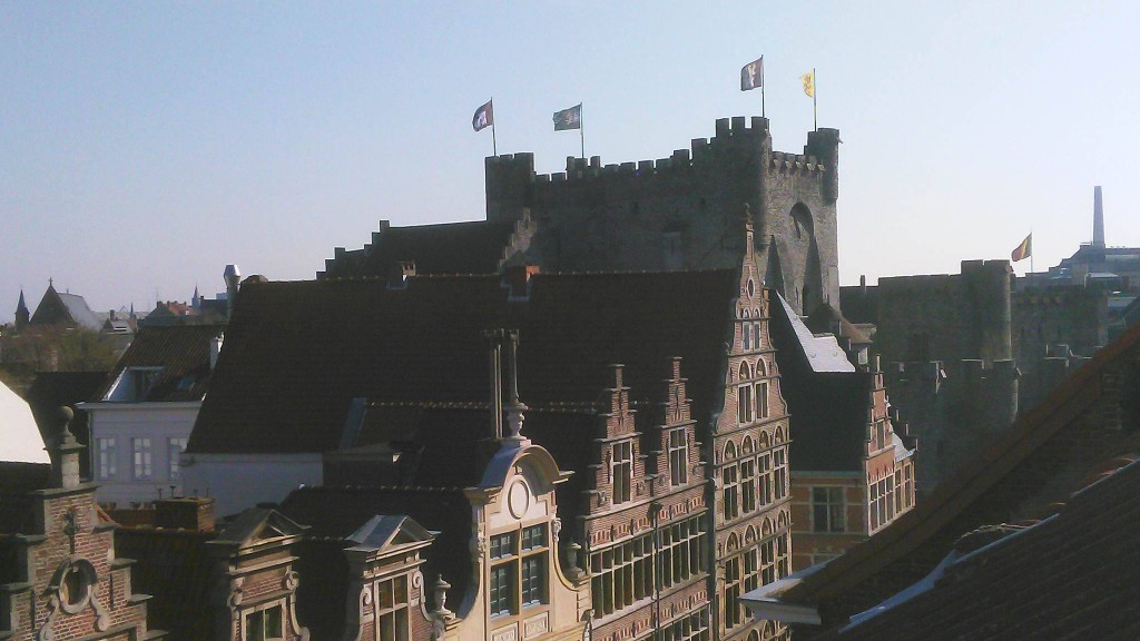 Gravensteen - zicht vanaf een dak aan de Burgstraat - pic Arne Depreitere