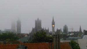 De torens in de ochtendnevel - zicht vanaf dak Burgstraat - pic Arne Depreitere