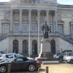Oud gerechtsgebouw - standbeeld Metdepenningen