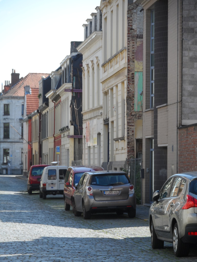 Mirabellostraat - de huizen met witte gevel bevinden zich op de oude "motte"