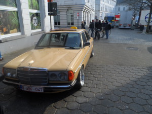 Oldtimer taxi voor café Pi-Nuts - achterliggende hoek: ooit sekscinema