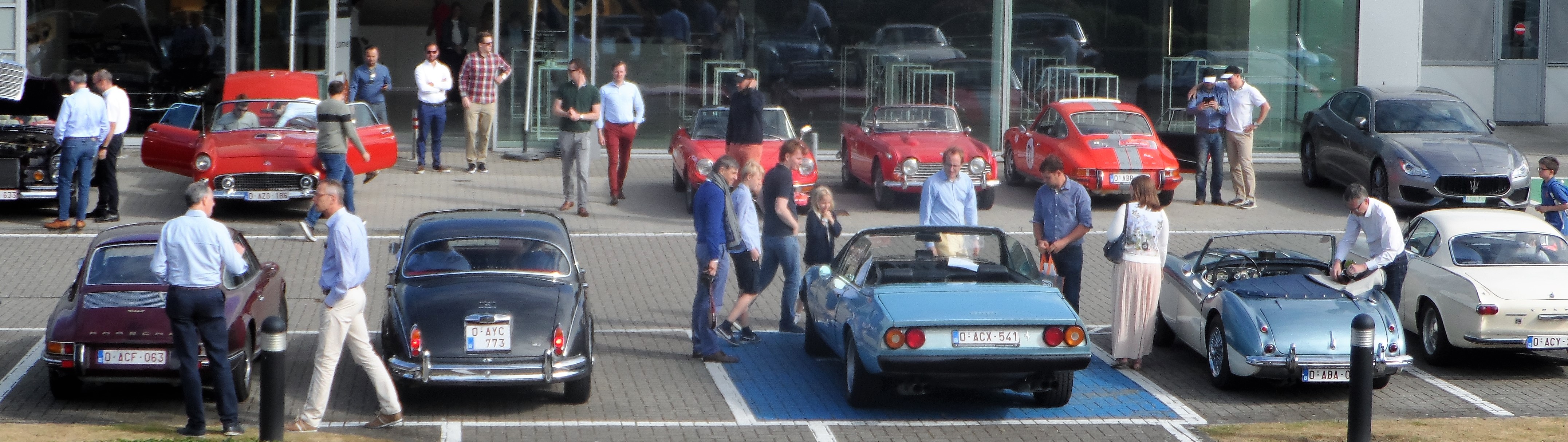 Ijzerweglaan – Parallel met Achilles Heyndrickxlaan – bij garage ACG Maserati – vond op zondag een oldtimersmeeting plaats.