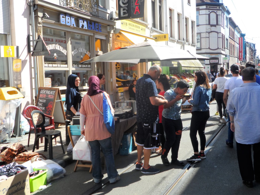 7 Sleepstraat - Sint-Salvatorstraat – Eén van de langste rommelmarkten van Gent, en braderie, liep op zaterdag en zondag, wat voor de nodige couleur locale zorgde. (Lees ook deze blog: Seleskest kleurt de straten)