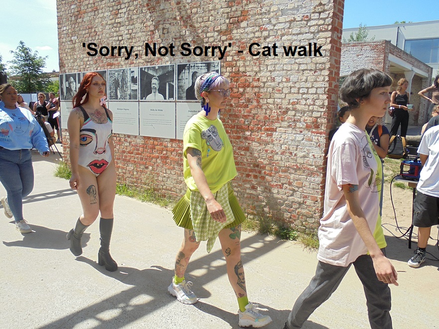 Alternatieve “cat walk” op ‘Sorry, Not Sorry’